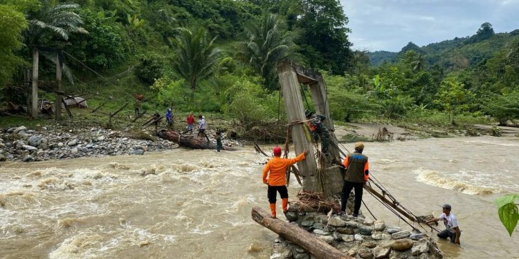Bencana Banjir di Kolaka Utara: Dua Jembatan Gantung Putus