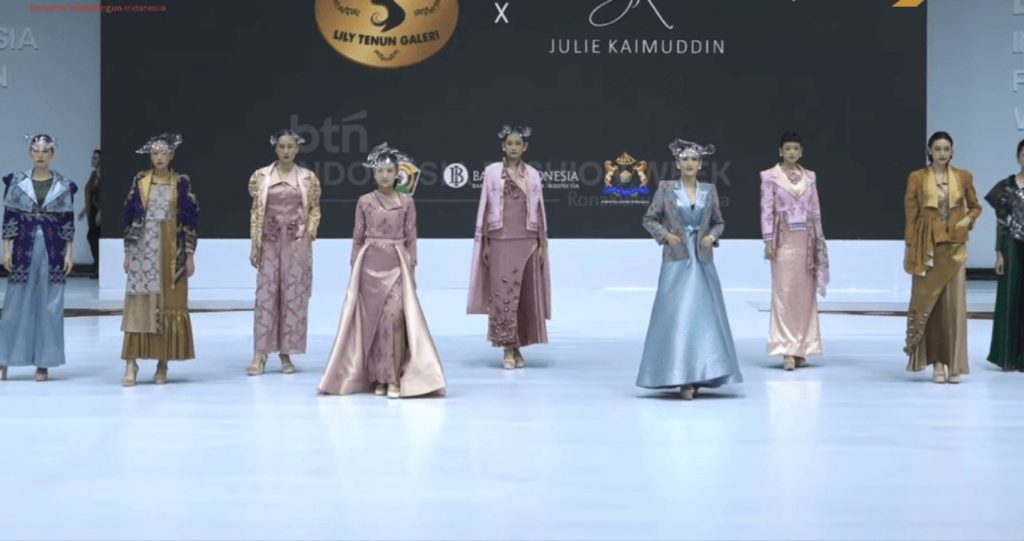 Didukung Bank Sultra, Tenun Tolaki Tampil Memukau di Indonesia Fashion Week 2025 - MediaSultra.com
