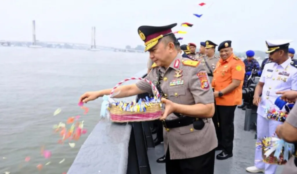 Polda Sultra Gelar Upacara Tabur Bunga di Teluk Kendari - MediaSultra.com