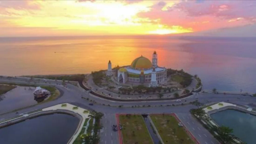 Selain Ibadah, di Masjid Ini Jamaah Bisa Ngopi dan Ngeteh Bareng - MediaSultra.com